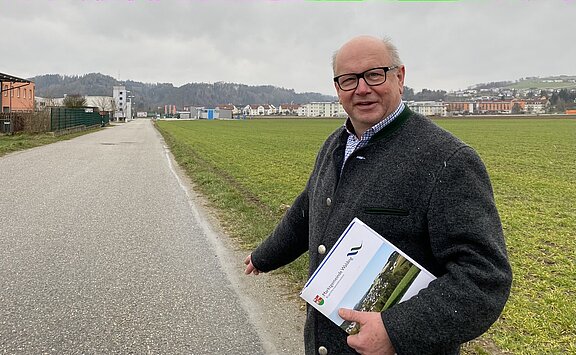 Bürgermeister Johann Plakolm in der Gewerbeparkstraße