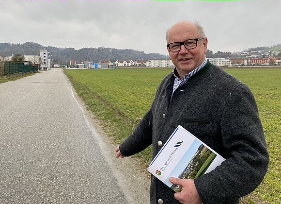 Bürgermeister Johann Plakolm in der Gewerbeparkstraße